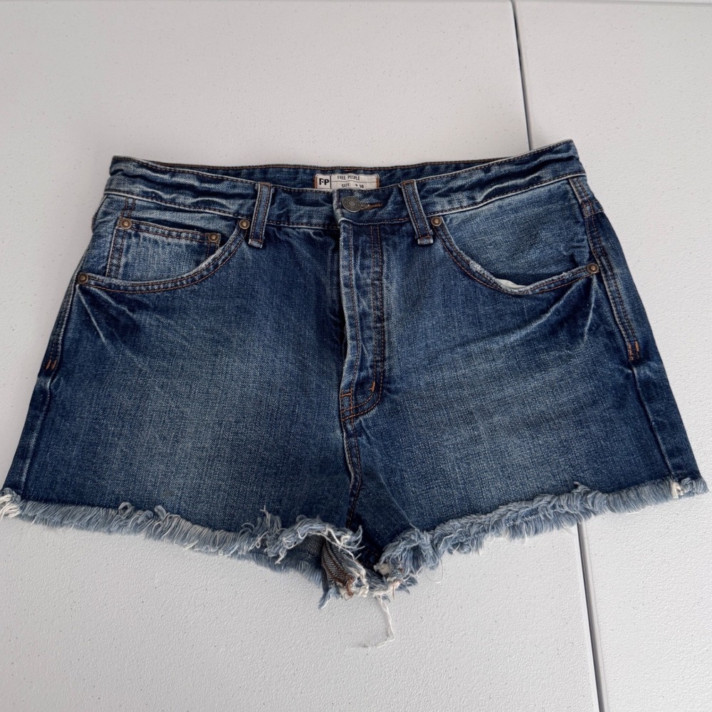 Free People High Waisted Denim Cutoff Shorts Blue Raw Hem Size 30 Boho Trendy dd